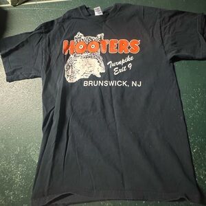 Men’s Vintage Brunswick NJ Hooters Black and Orange Tshirt - size medium
